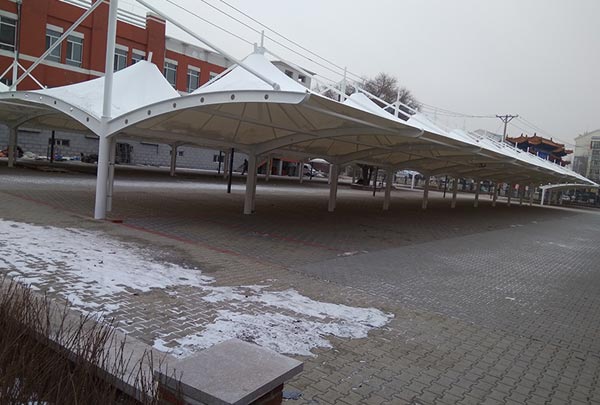 長春膜結(jié)構(gòu)汽車棚造型的特點？