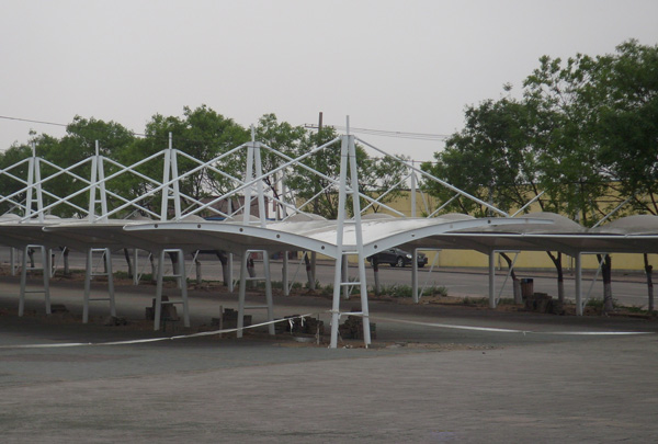 長(zhǎng)春膜結(jié)構(gòu)車(chē)棚廠家——打造美觀實(shí)用的停車(chē)新體驗(yàn)