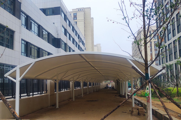 長(zhǎng)春膜結(jié)構(gòu)車(chē)棚膜布表面處理工藝