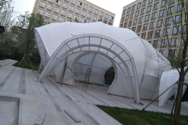不同搭建方式的長春張拉膜:多樣風(fēng)格與功能解析 不同搭建方式的長春張拉膜:多樣風(fēng)格與功能解析